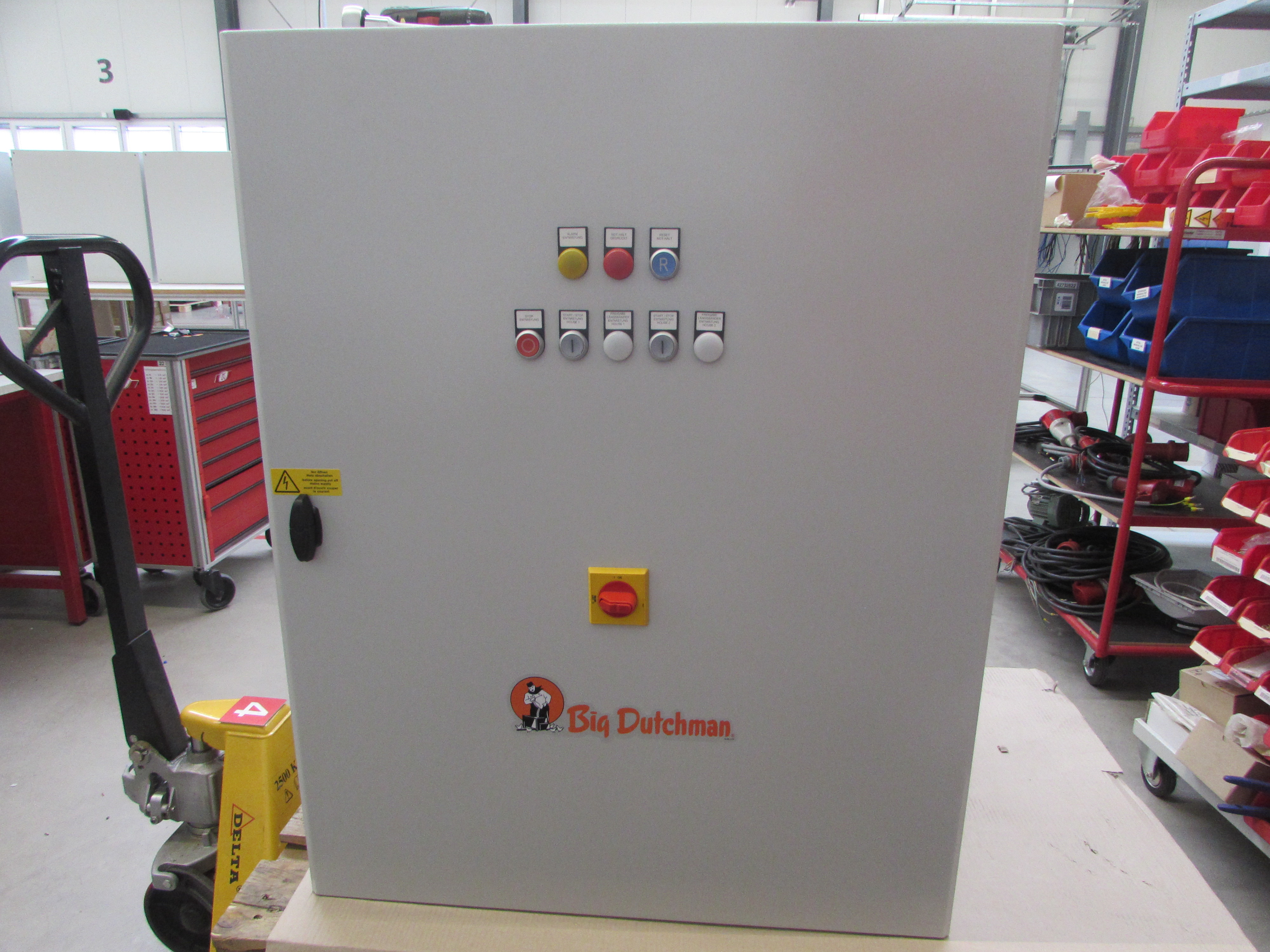 Control cabinet manure removal